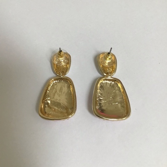 Daisy Enamel Pierced Earrings White Pink Gold Tone Elegant Summer Chic Look NEW - Picture 8 of 9